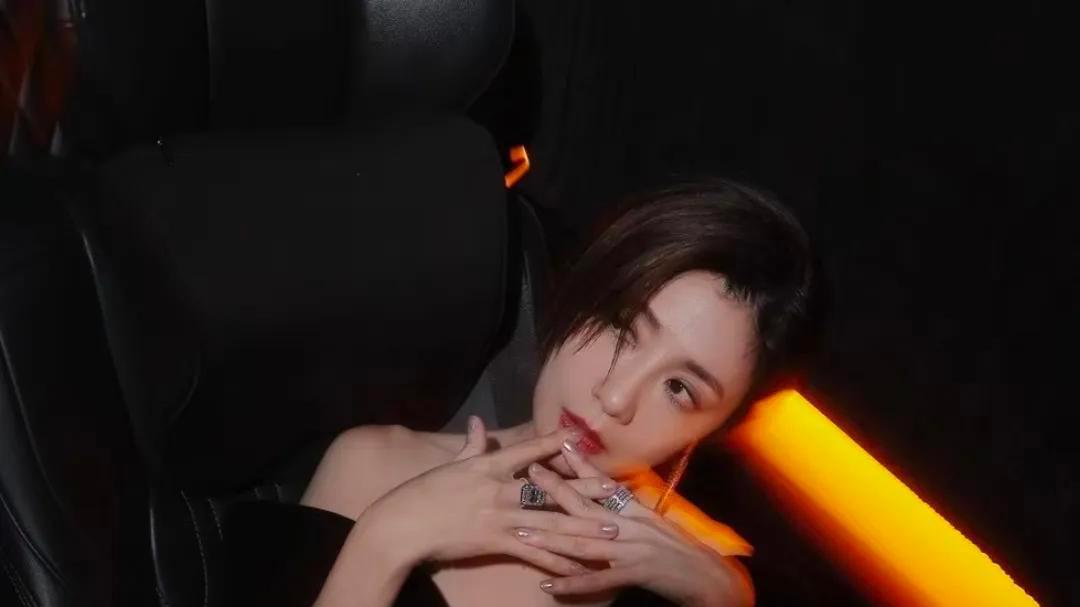 标题：贾静雯：从甜美偶像到实力演员的蜕变之路