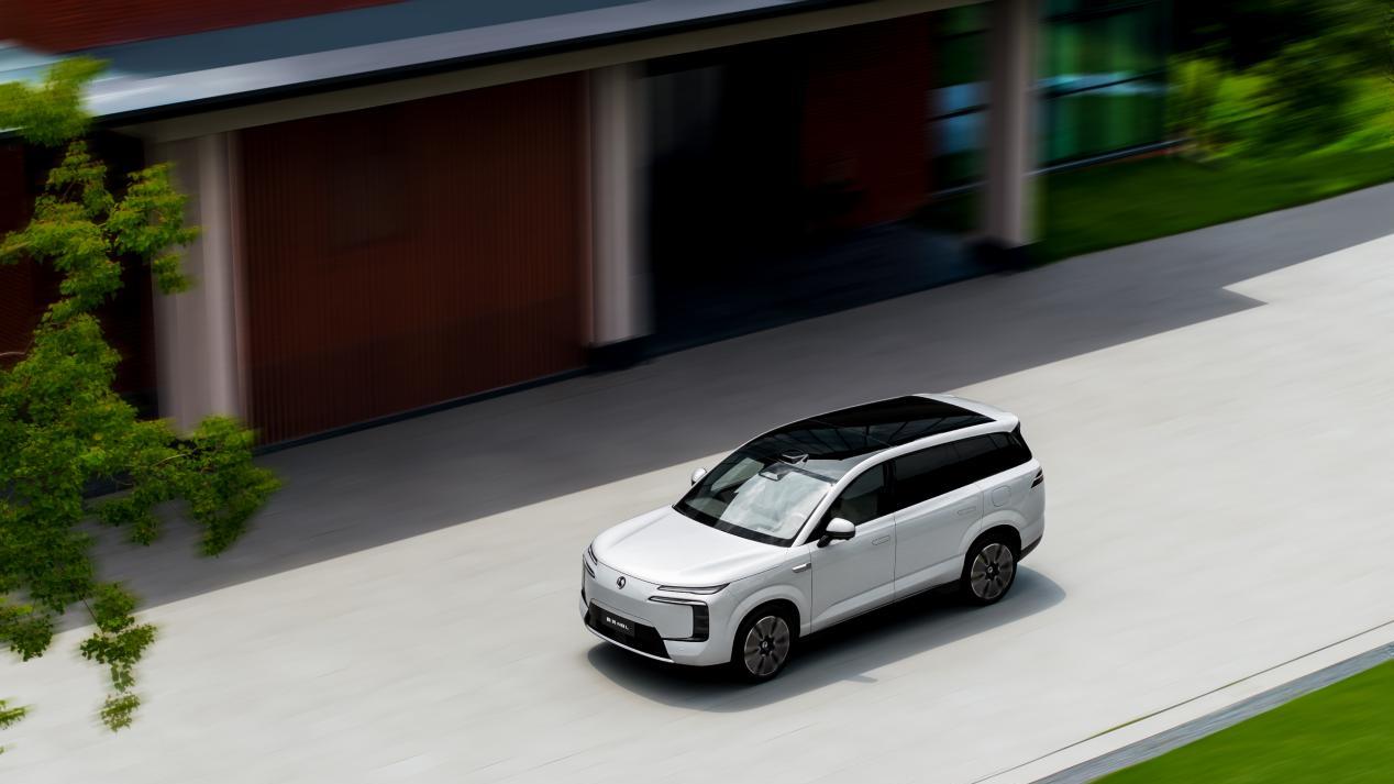 腾势 N8L 预售 31.98 万起：家庭豪华大六座标杆