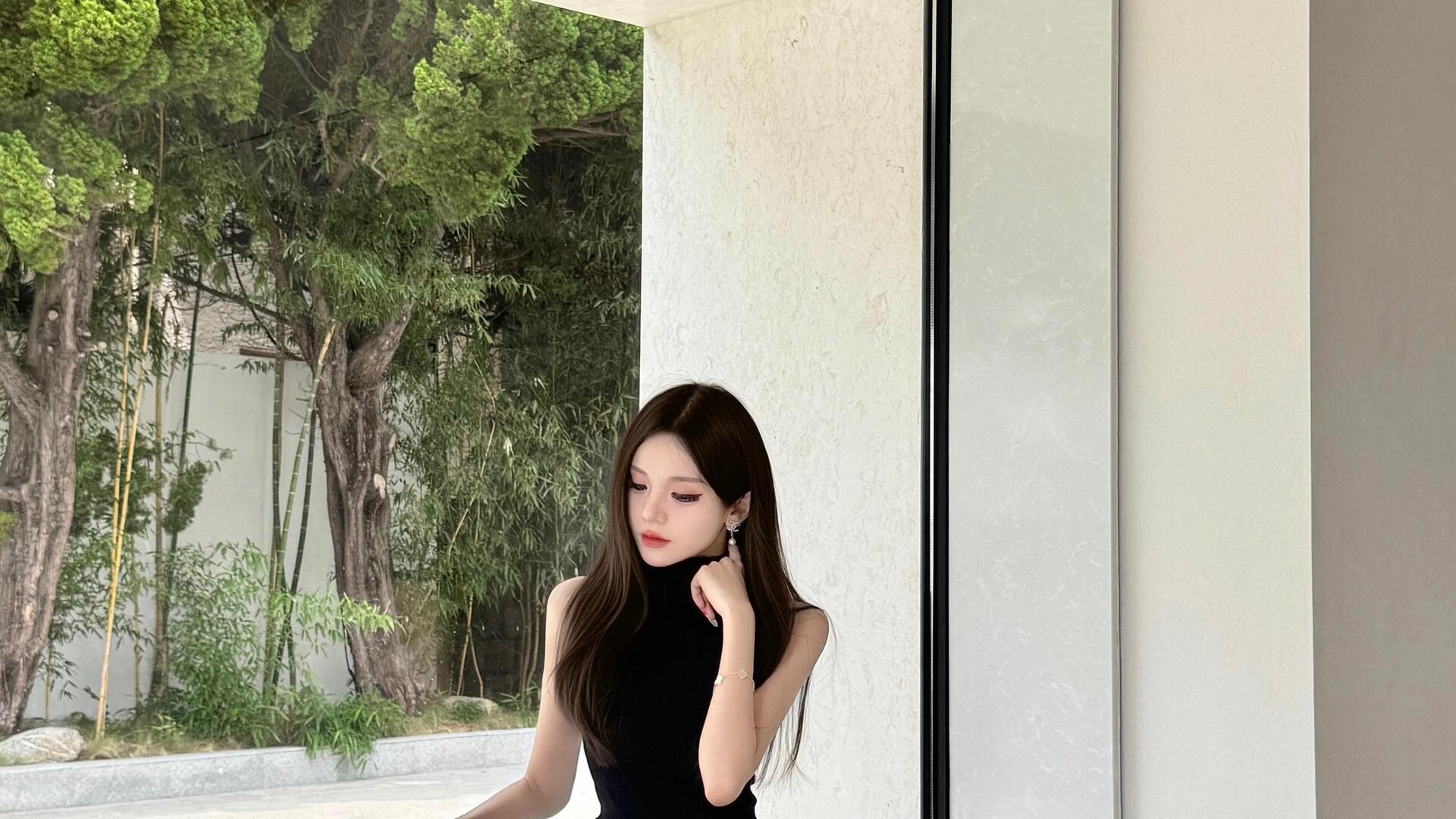 波点丝袜配黑灰套装，解锁都市丽人氛围感密码