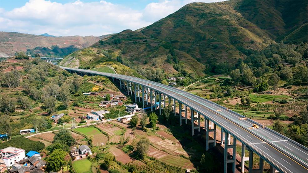 年末送福利，云南会泽至巧家高速终于开通了，沿途老百姓喜洋洋