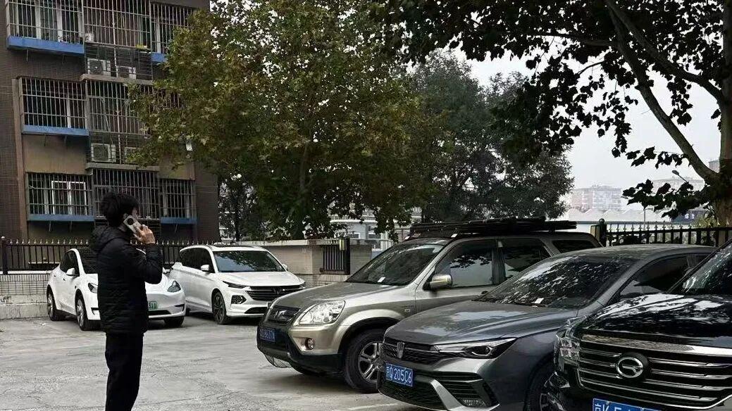 从“烦心地”到“舒心港”，老古城南社区停车场焕新启用