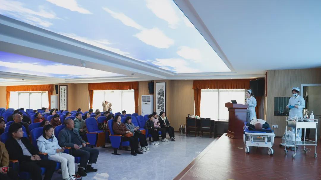 信阳开展“情暖金秋 孝润信阳”老年人护理志愿服务技能培训