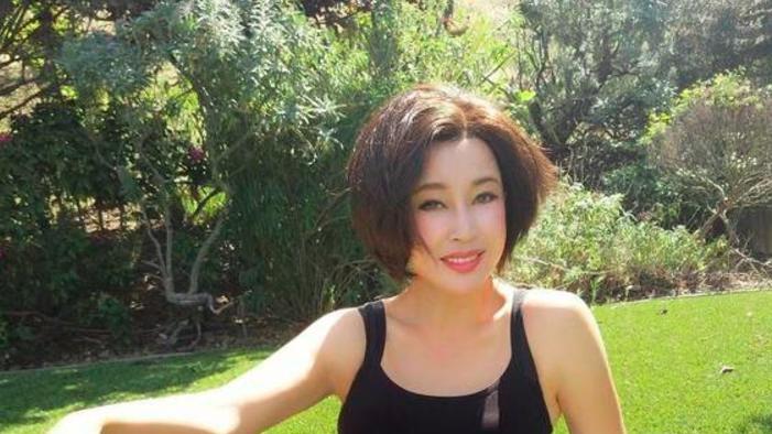 74岁老戏骨刘晓庆坦言：以为我没孩子没老公就可怜？我过得很滋润