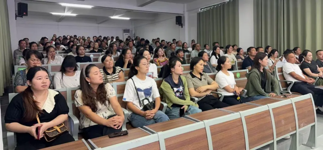 从江县城关第一小学成功举办家庭教育专题培训会