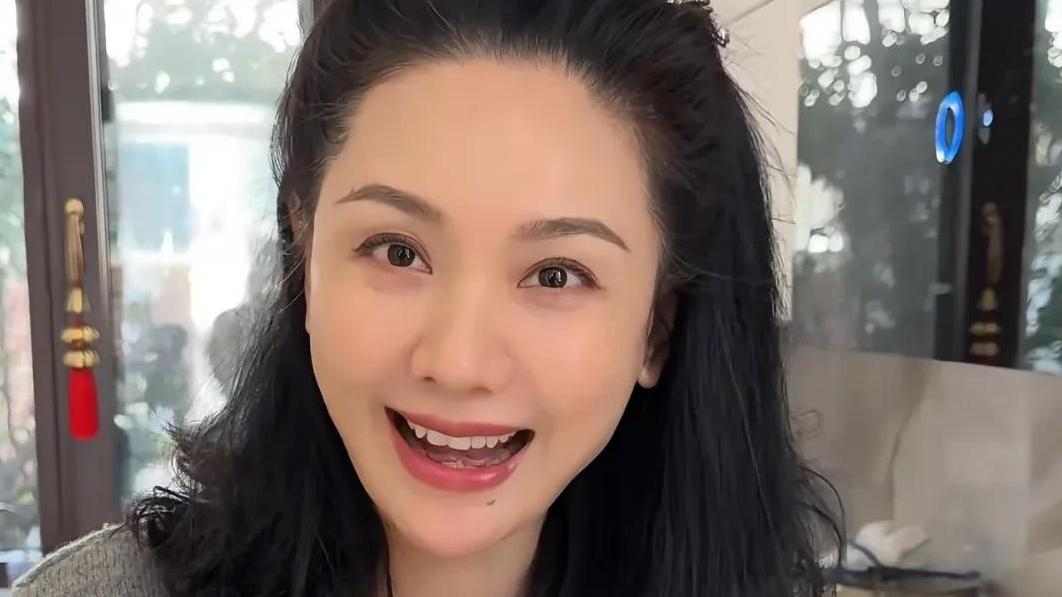 郭晓冬去武汉丈母娘家，程莉莎20多天没见老公，拉手搂抱好腻歪