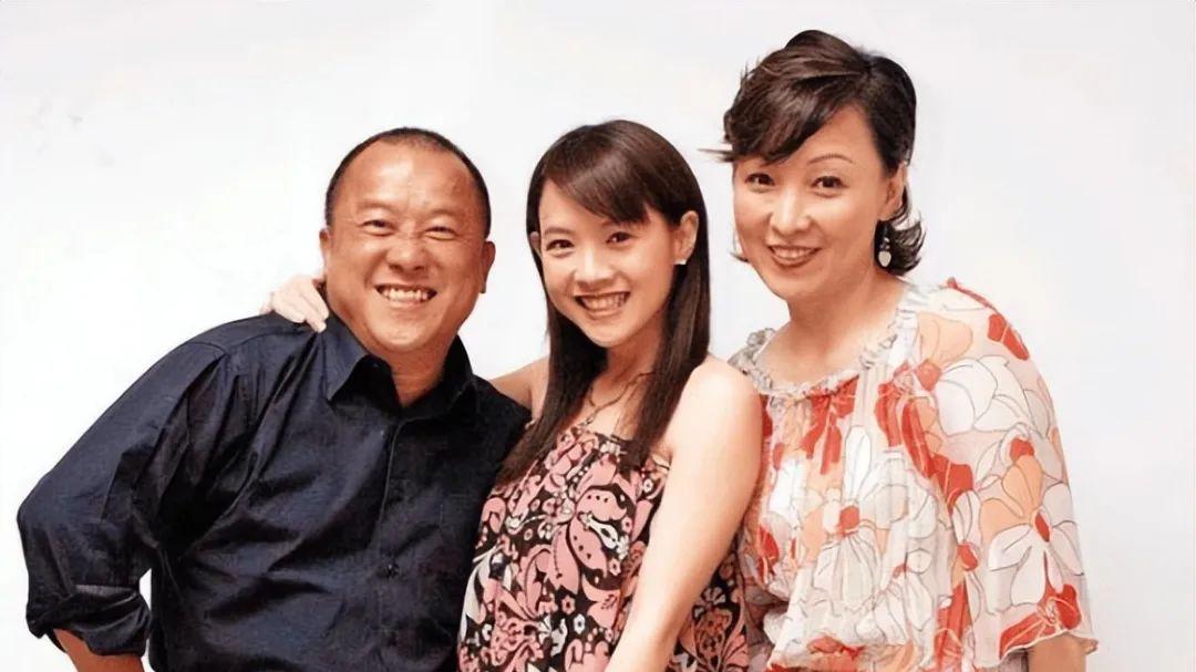 72岁曾志伟与25岁女星亲密照引热议，网友反应不一！