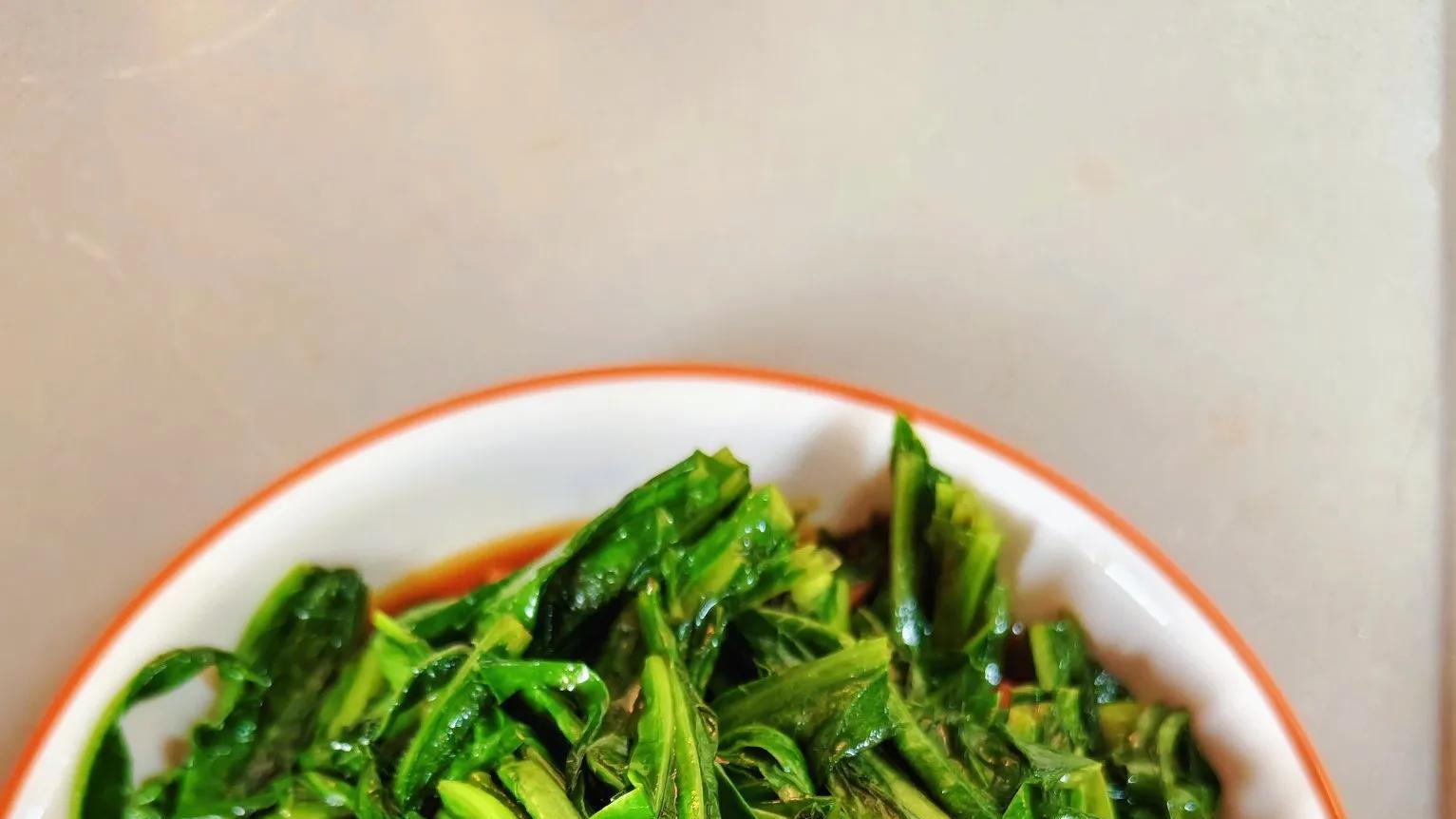 油麦菜or莴苣叶傻傻分不清，最终还是爆炒了