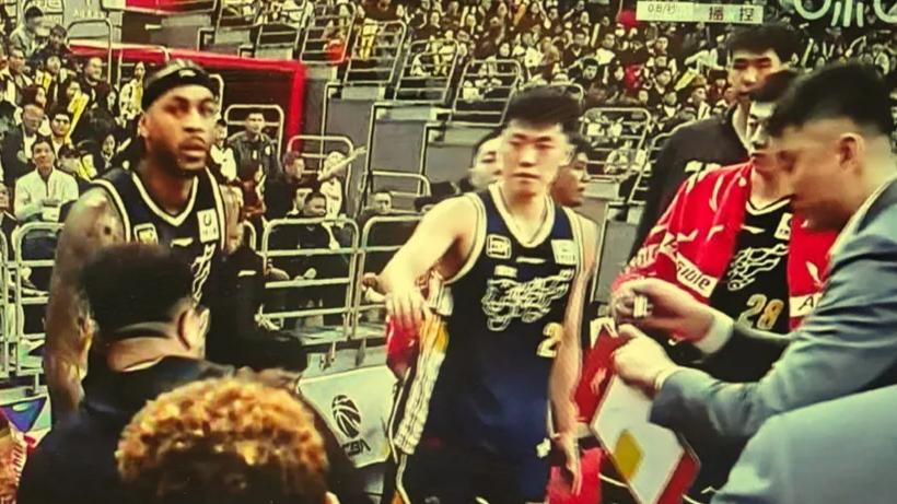 冰火两重天！杜锋再次甩锅球迷依不饶，胜广东同曦老板发3倍奖金