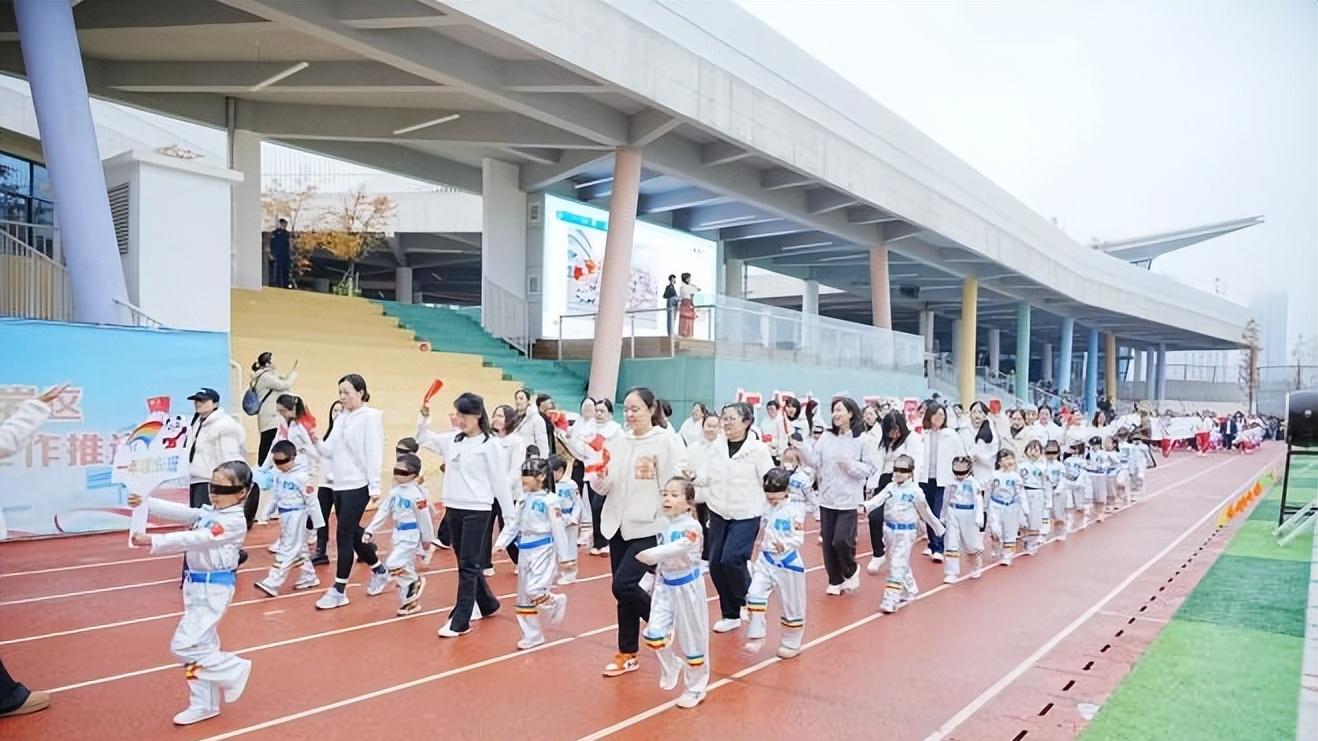 贵阳市云岩区人贵实验小学“超能妈妈携娃冬锻”点燃校园激情