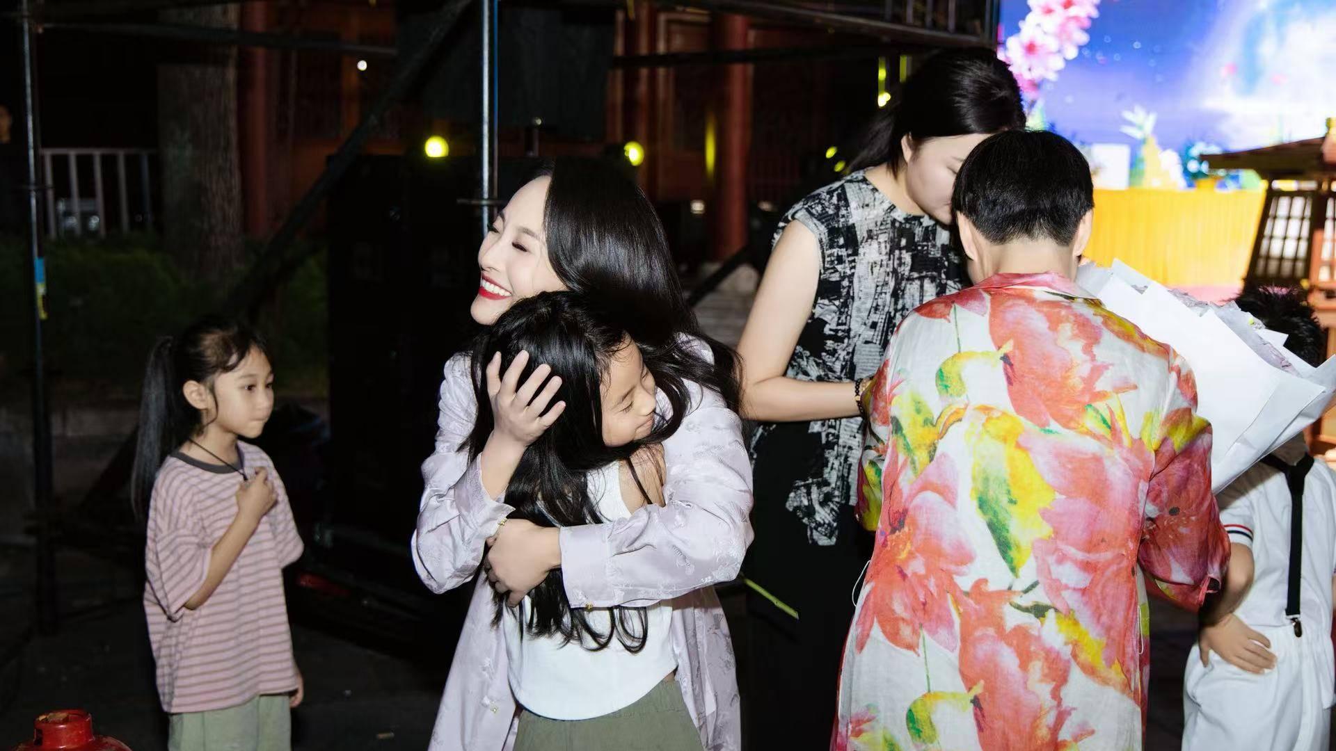 项亮月女士连续四年赴浙江横店大智禅寺中秋拜月晚会义演