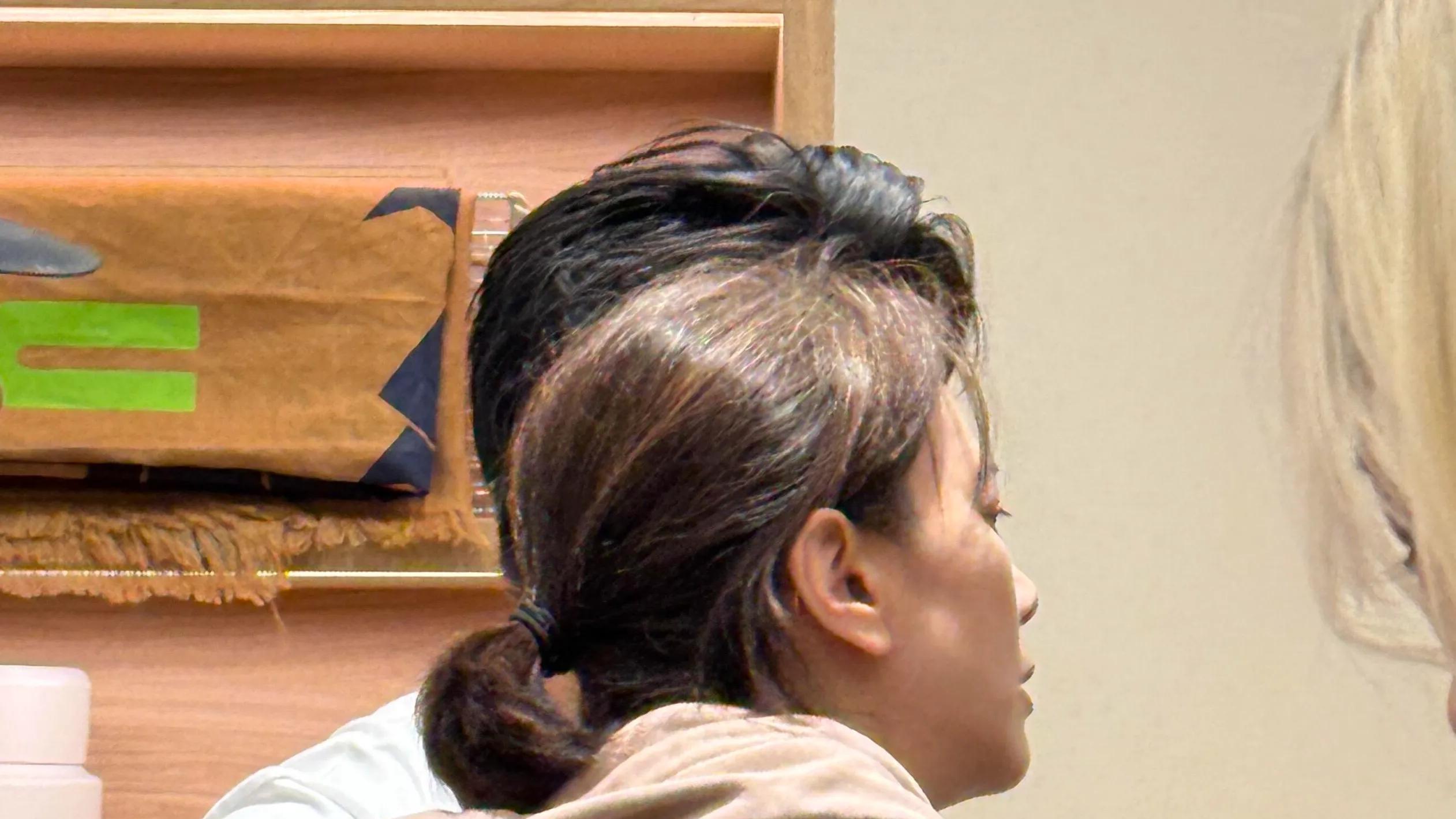 伦敦偶遇袁咏仪和儿子逛潮牌店，18岁魔童少年感十足，很像张智霖