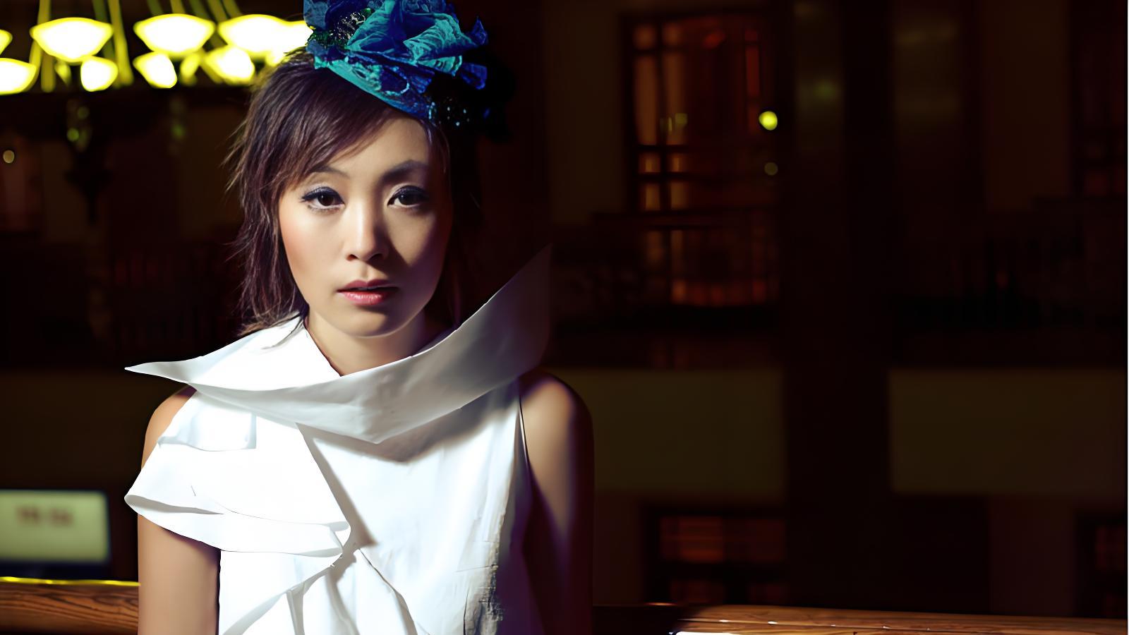 她常在深夜反复播放《爱就爱了》，对着歌词“若失去自我，该如何再爱”怔怔出神