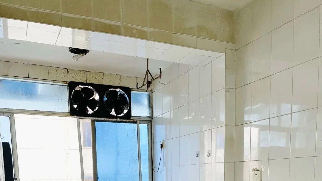 香港一姑娘火了，不逛街不买包，攒下31㎡“老破小”，真了不起！