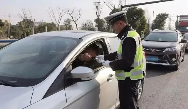 不认识锯齿车道就别开车上路了，交警：否则两本驾照不够扣分