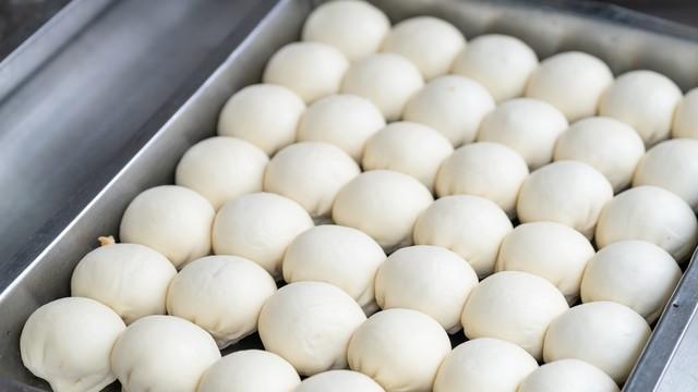 切记！和面蒸包子时，别只加酵母！多加1勺它，让包子又白又香