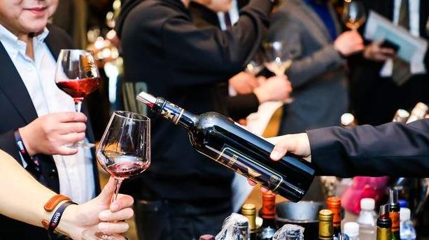 烟酒店老板的意外发现：不紧盯名酒，客人反而越变越多