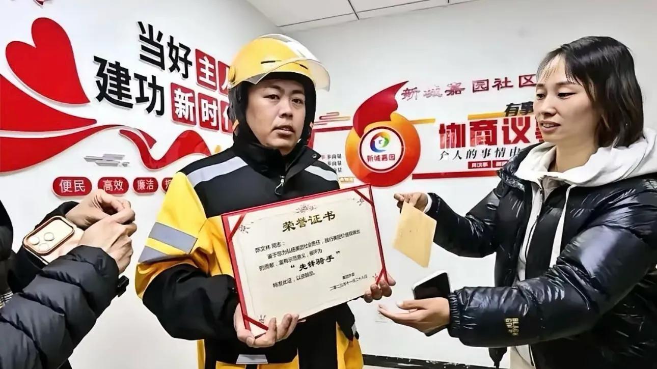 外卖小哥被全网称赞！一个人救了一栋楼居民，最好的回报来了