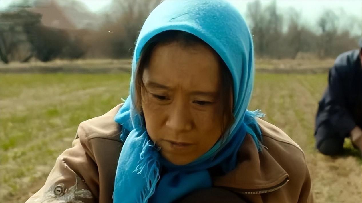 不是“把脸抹黑”就能演村妇，把宋佳杨幂放一起看，差距出来了