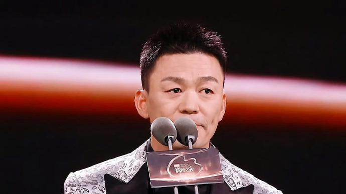 微博这一夜，王宝强发言打了多少明星的脸，张艺谋微笑王一博尴尬