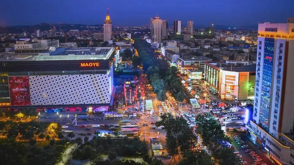 网红城市“炼成记”：流量狂欢下，谁在为“泼天富贵”买单？