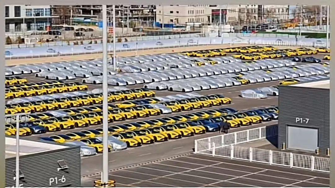 雷军展示 6楼丢西瓜毫发无损 小米SU7 Ultra就用了这种“防弹涂层”