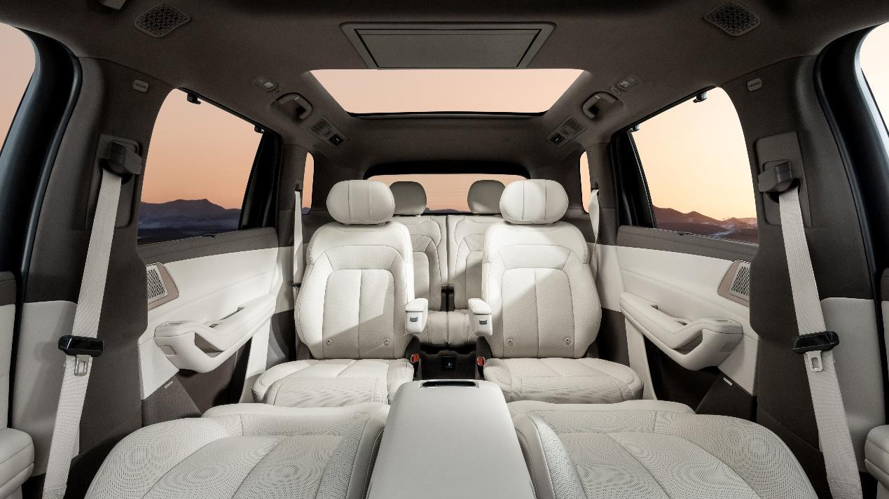 陈小春应采儿的家庭新成员：腾势N8L如何让全家都坐“上上位”