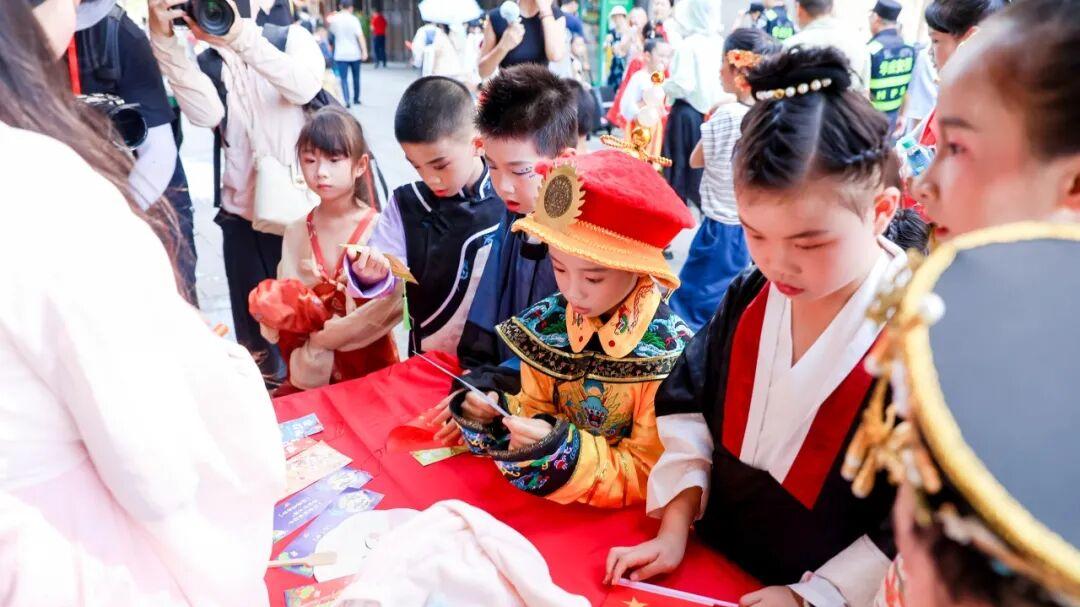 着华夏衣裳，游于都感红色文化