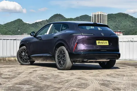 2026款阿维塔07：华为ADS+9个安全气囊，这车真香！