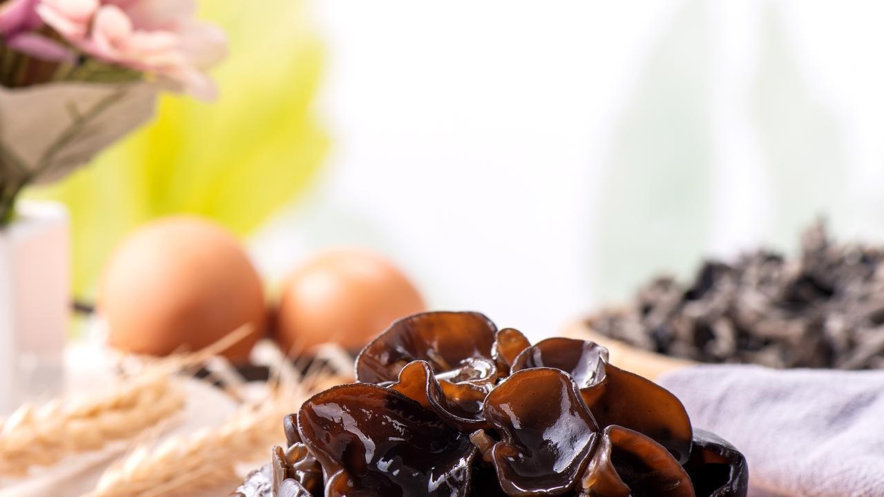 老年人冬天滋补别只会吃肉！一道“白加黑”素食，强免疫护肠道！