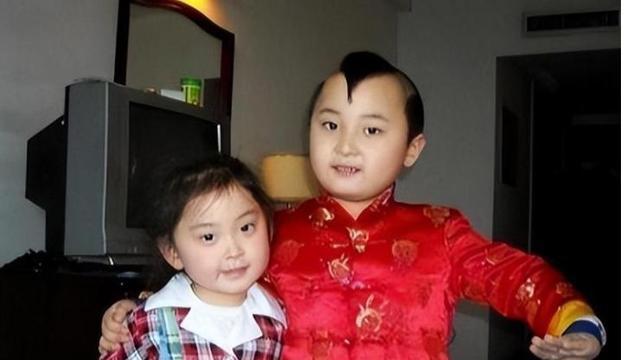 6岁上春晚8岁就去世，被父母吸干血”的邓鸣贺，悲剧谁来买单？