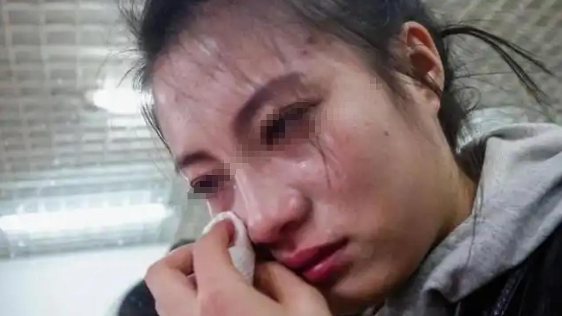 上海老太住女儿家15年，临终给儿子1套房女儿1万块女儿取钱时懵了
