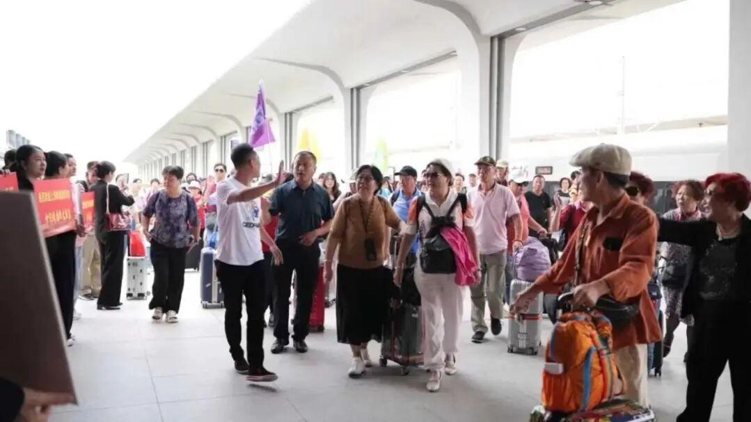 上海千人旅游团抵达安庆太湖 深度体验山水人文之美