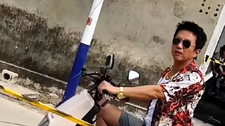 邓超现身海南拍综艺，被阿婆询问明星什么时候来，邓超高情商回应！