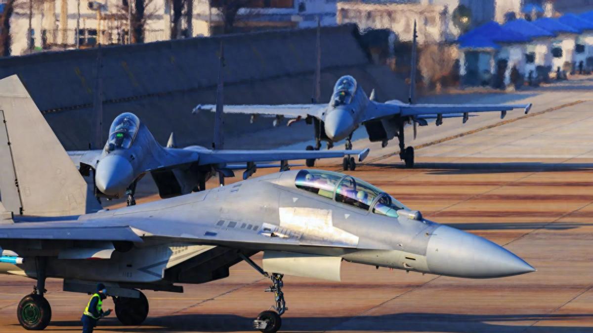 歼-16以2对7，解放军在黄岩岛上空，试出了美军的外强中干