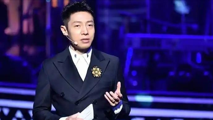 央视主持人阵容大换血：00后新星闪耀荧屏，水均益告别舞台，董卿或将回归？