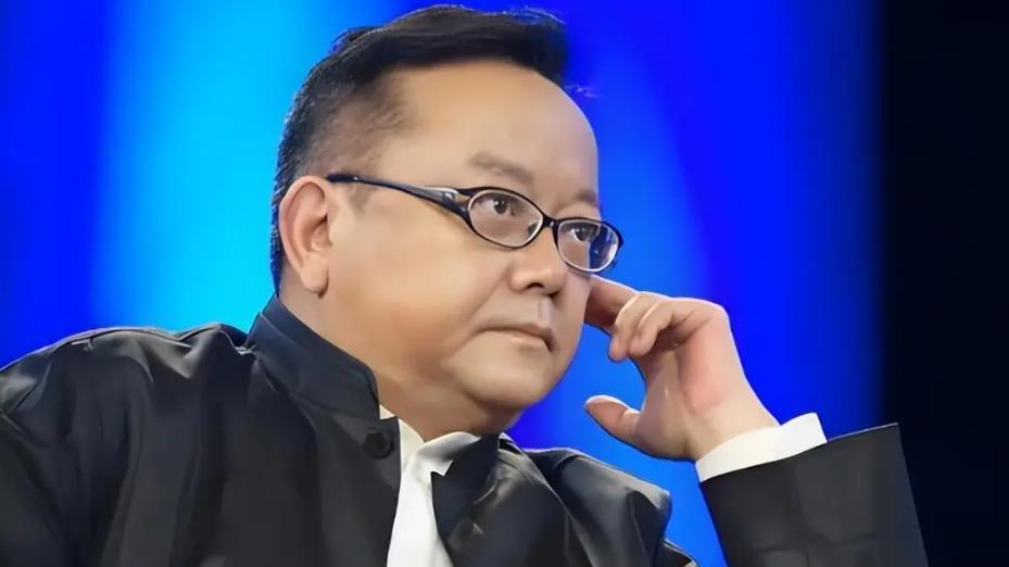 事实证明，被传卖掉上亿豪宅移民美国的王刚，已经走上另一条大道