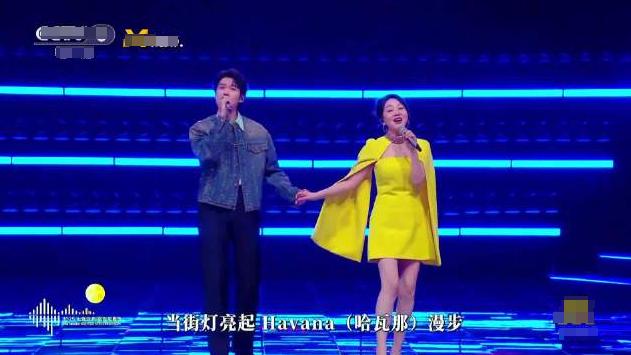 闫妮微醺式舞蹈掀起争议：自然松弛 vs 年龄焦虑谁更胜一筹？