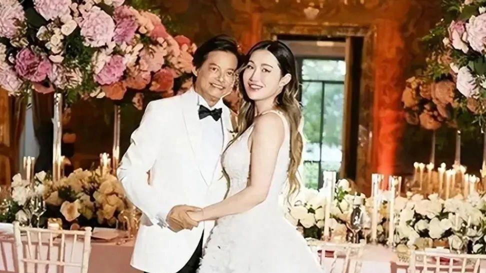 65岁莫华伦与35岁妻子游东京