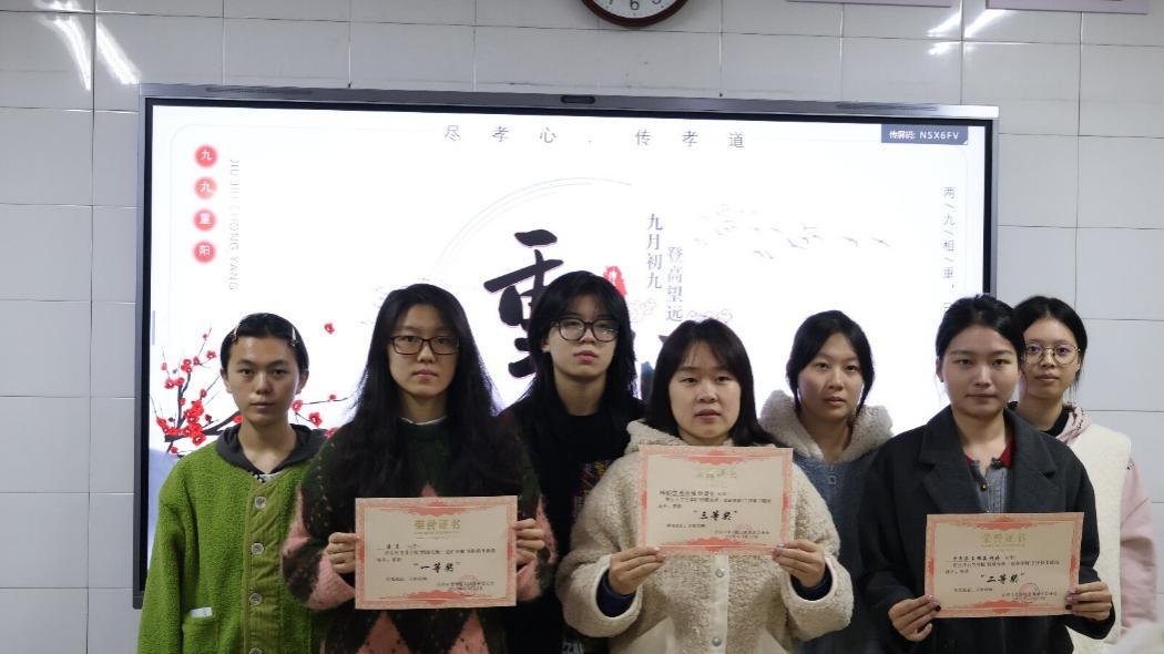 执笔绘重阳，孝心暖金秋