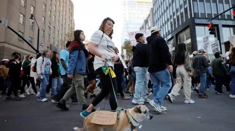 特朗普宣布暂停接收第三世界国家移民，有些人估计要哭晕在厕所了