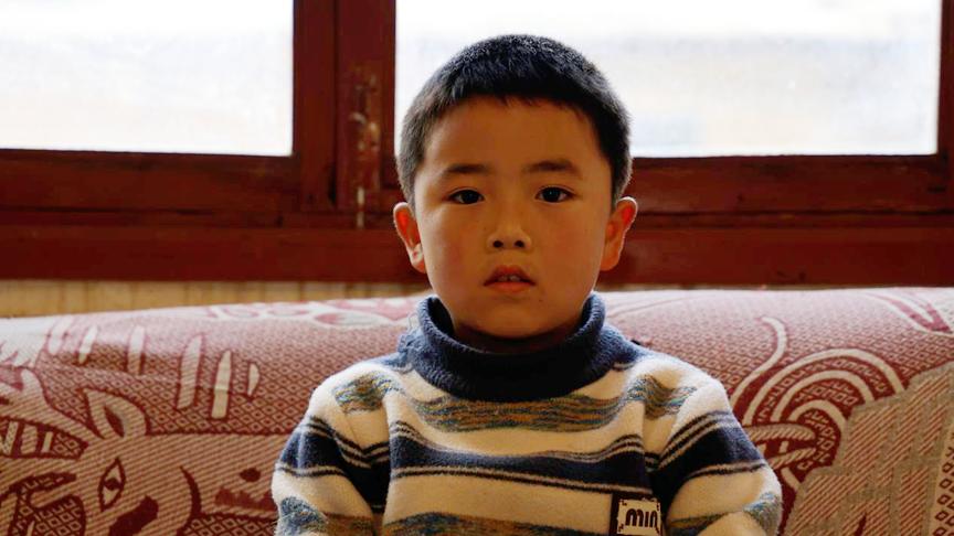 男子被戳瞎眼，好不容易娶上媳妇，如今夫妻双双失踪苦了老人和孩子