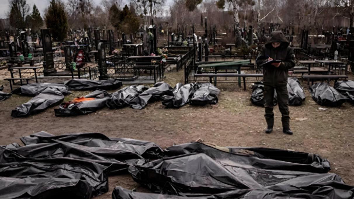 37: 1！俄乌最新遗体交换比例触目惊心，乌军战线为何还未崩溃？