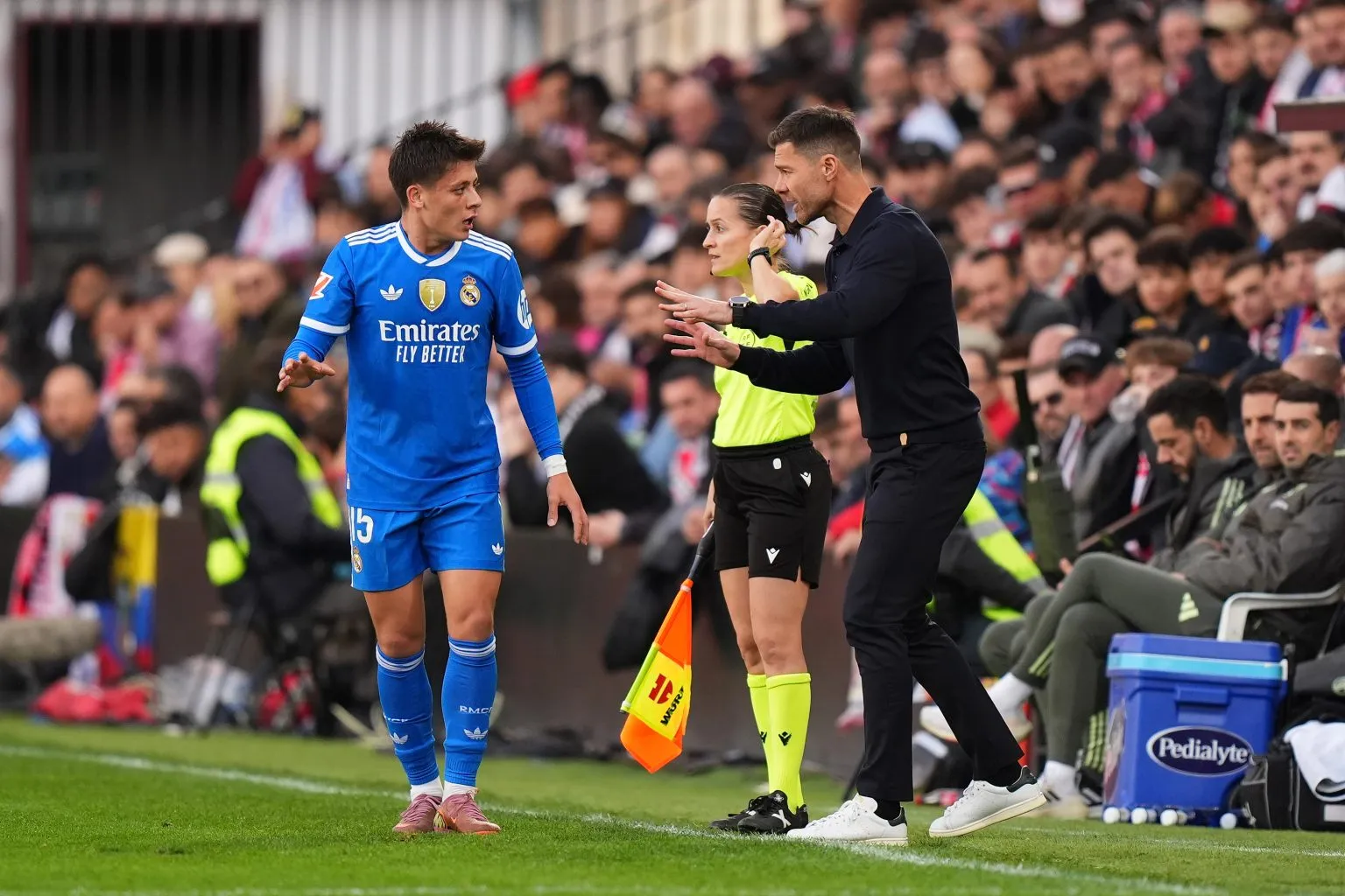 皇家马德里董事会对球队状态下滑感到担忧，但相信阿隆索能够解决