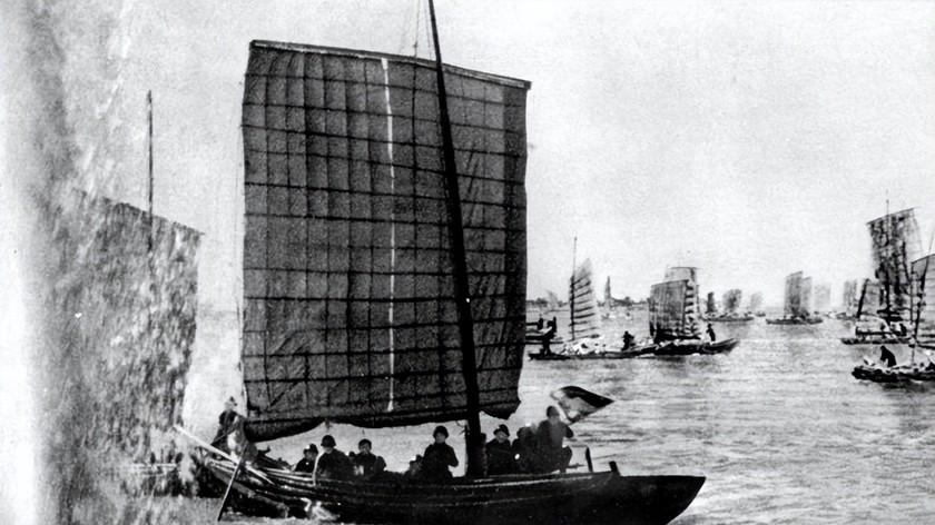 1950年解放海南，四野登岛会师后，发现有两万多人仍穿着红军军装