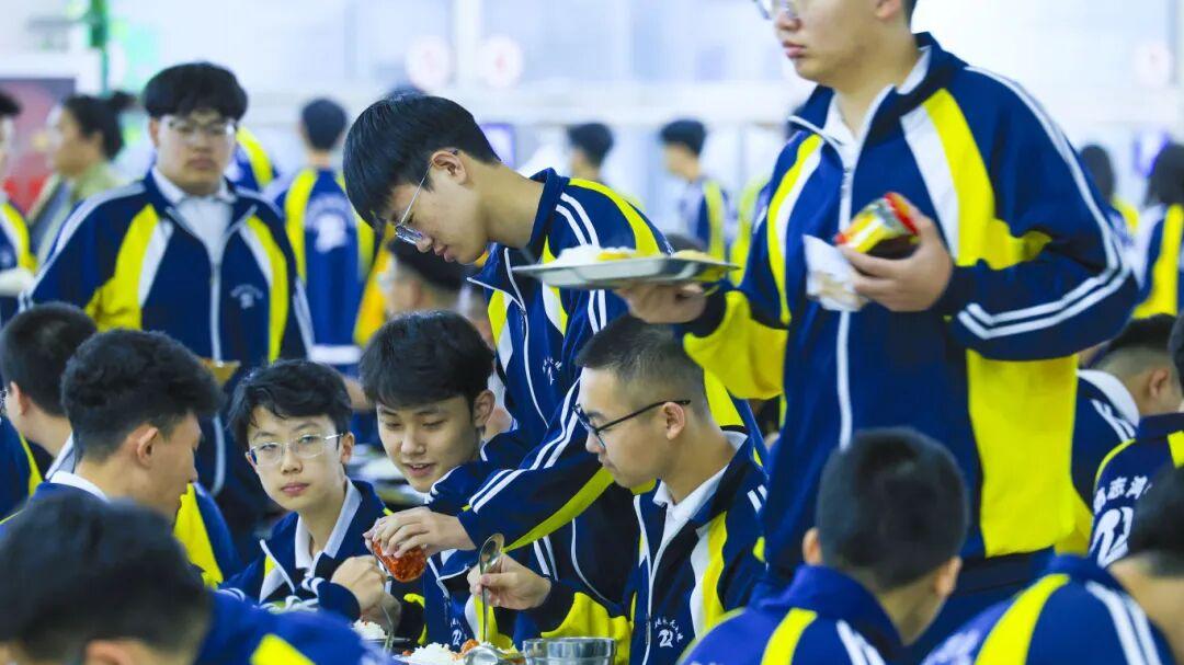 秋寒突袭校园？不，廊坊志鸿早把“家的温度”搬来了