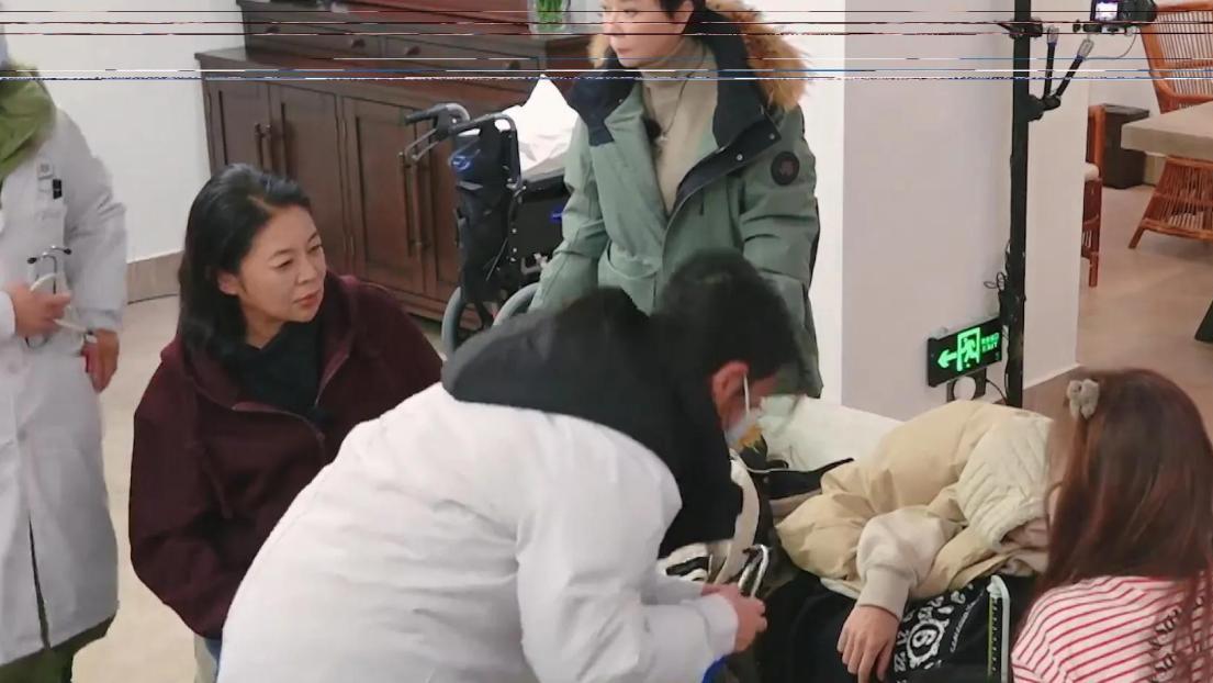 贺峻霖晕倒了大家都忙着照顾他，唯独刘晓庆还在吃饭令人不适