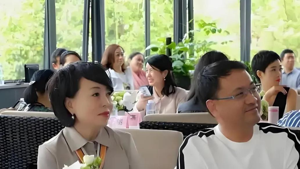 41岁女富豪爱上22岁小伙，不惜50岁高龄为小伙生下三胞胎，如今过得怎样？