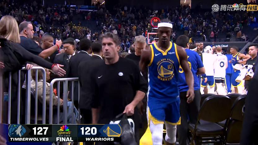 库里39+5+5，燃尽了！赛后巴特勒先一步退场，爱德华兹一把抱住库里