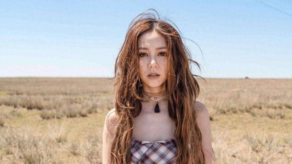 一提到她的名字，很多人首先想到的是那首火遍大江南北的《泡沫》