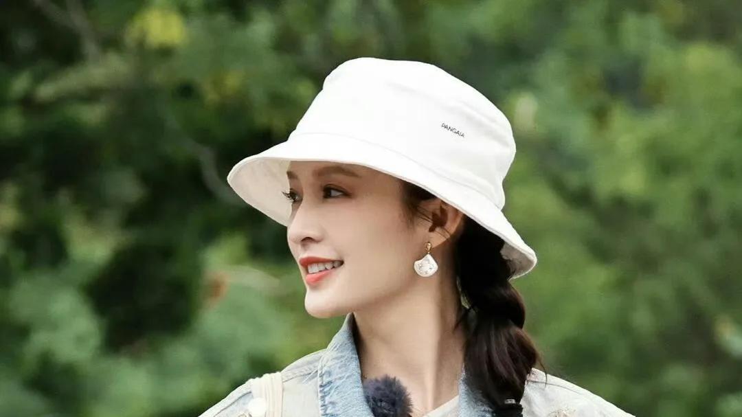 花少中的李沁才是真正度假该有的样子！8套穿搭简约时尚，美得高级穿的舒服！